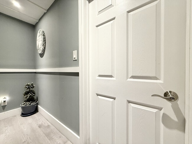 Building Photo - All-Inclusive 1-Bedroom Basement Apartment with His & Hers Closets in Scarborough