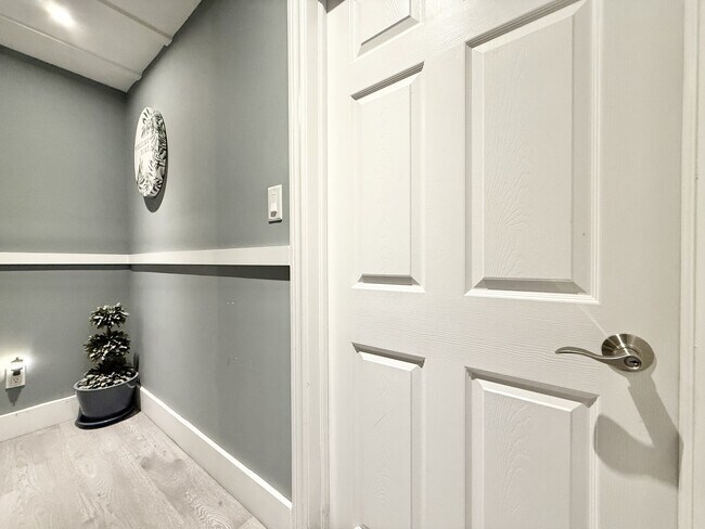 Photo du bâtiment - All-Inclusive 1-Bedroom Basement Apartment with His & Hers Closets in Scarborough