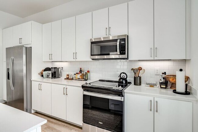 Building Photo - Fully Furnished near Soccer stadium