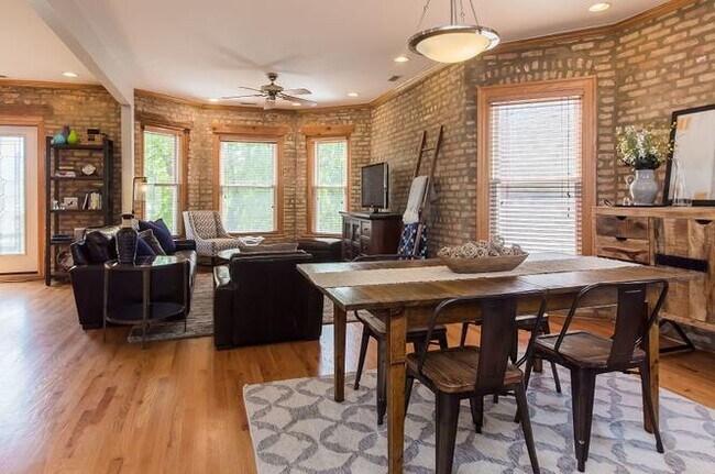 sala de estar - 3436 N Ridgeway Ave