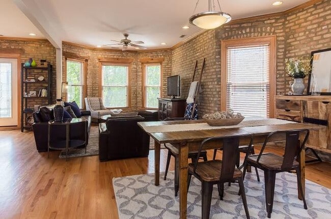 living room - 3436 N Ridgeway Ave