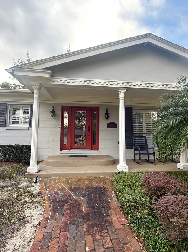 Building Photo - Beautifully Renovated 3-Bedroom Home in Wi...