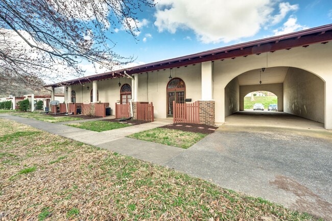 Building Photo - Great corner studio location in Belle Forest.