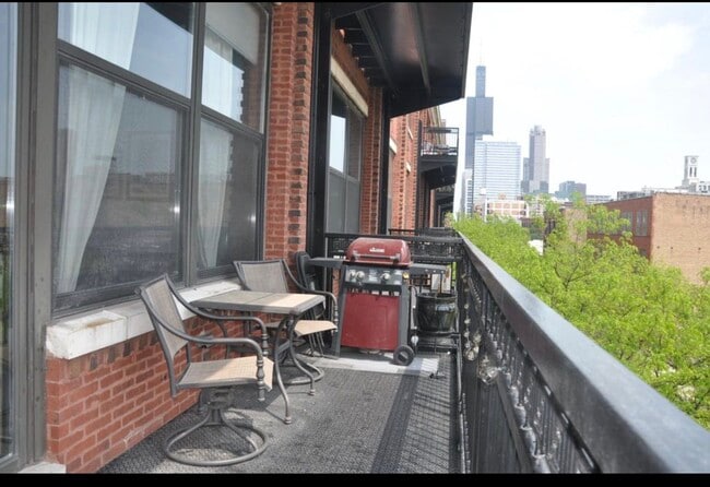 Building Photo - 1040 W Adams St