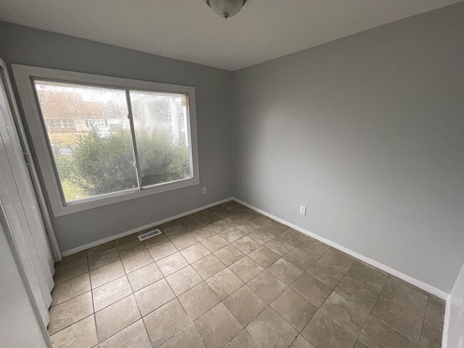 Building Photo - 37 Pershing Ln