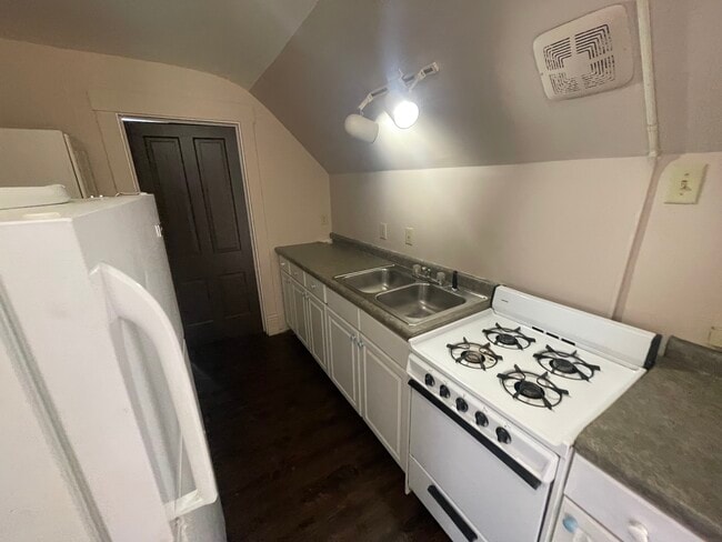 Building Photo - 321-2 Robinson-