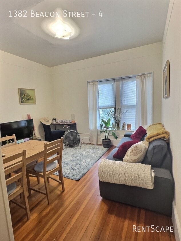 Primary Photo - 1382 Beacon St