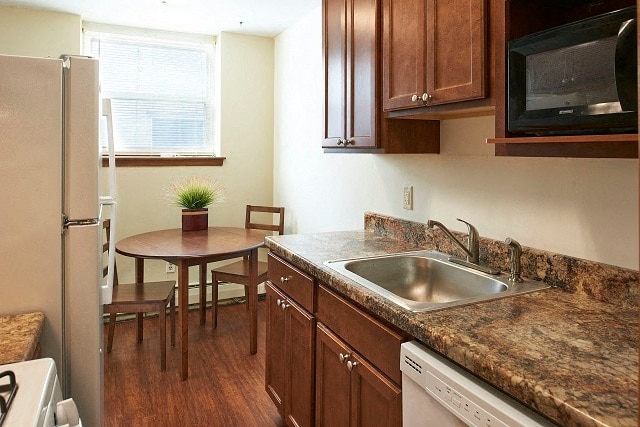 Building Photo - Greenway Apartments