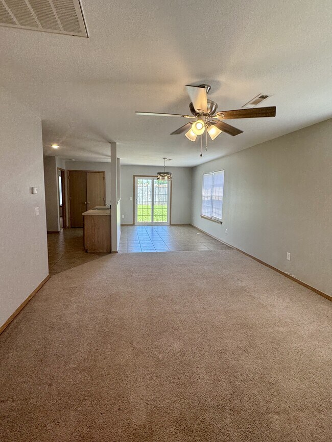 Foto del edificio - 340 Grant Springs Dr