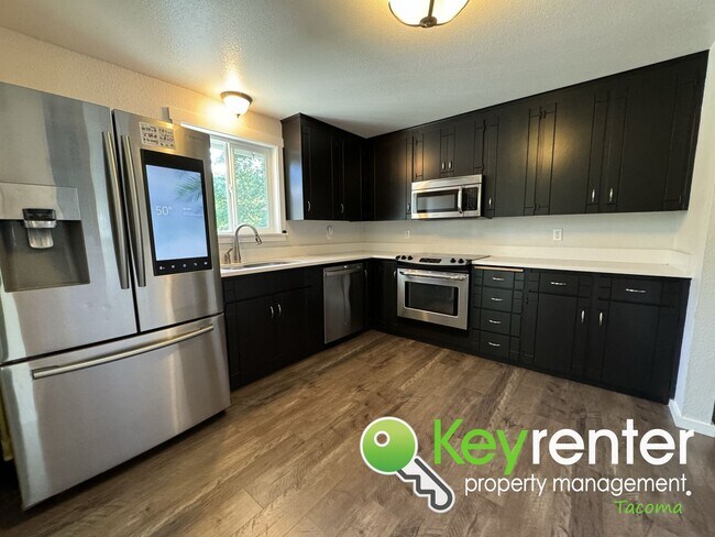 Foto del edificio - Puyallup Dream Home with Pool/Hot Tub and ...