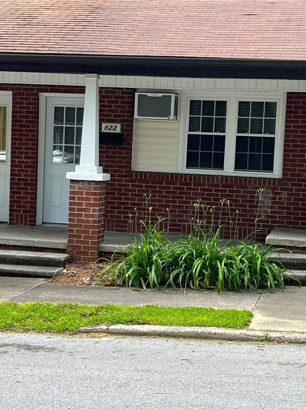 822 1st Ave W, Hendersonville, NC 28739 Room for Rent in
