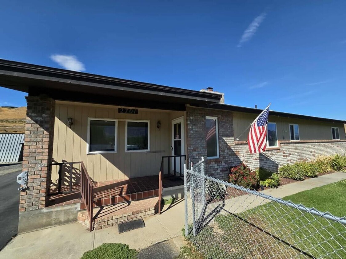 Primary Photo - Large 3 Bedroom, 2.5 Bath on Beautiful, HU...