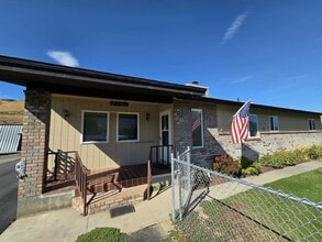 Building Photo - 2701 Rock Island Rd