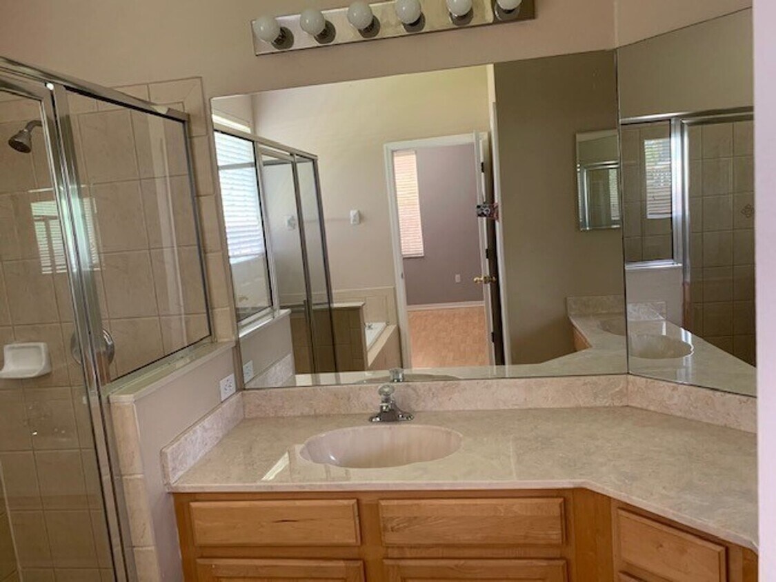 Foto principal - Beautiful 4/2 home in Lovely Venetian Bay ...