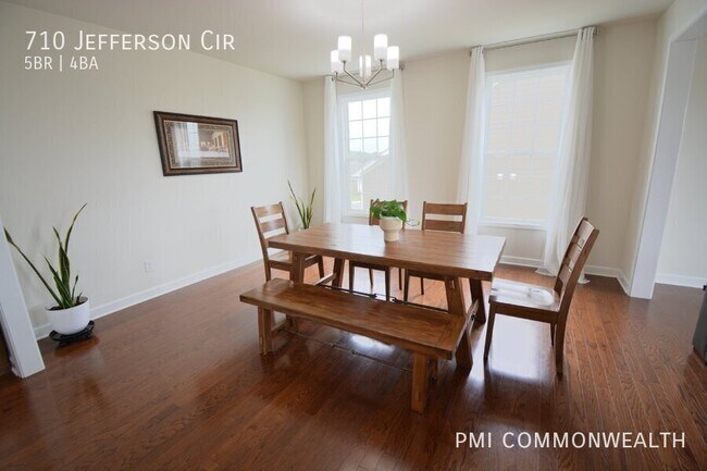 Foto del edificio - 710 Jefferson Cir NW