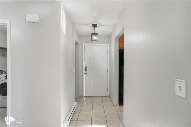 Building Photo - Charming 2BD/1BA Condo