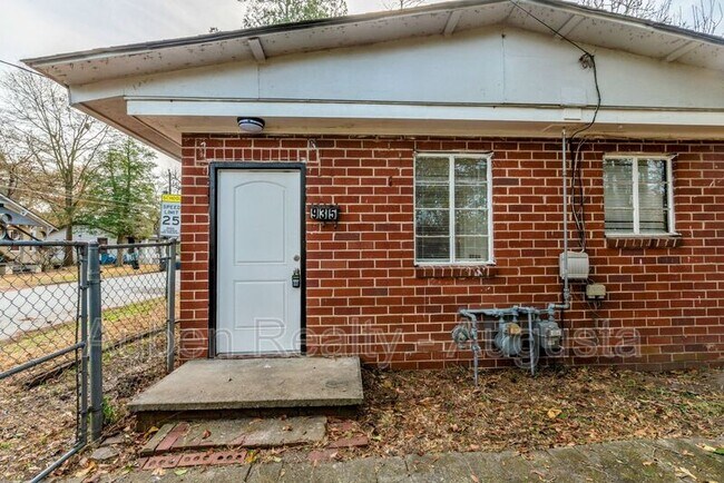 Building Photo - 935 Murphy St
