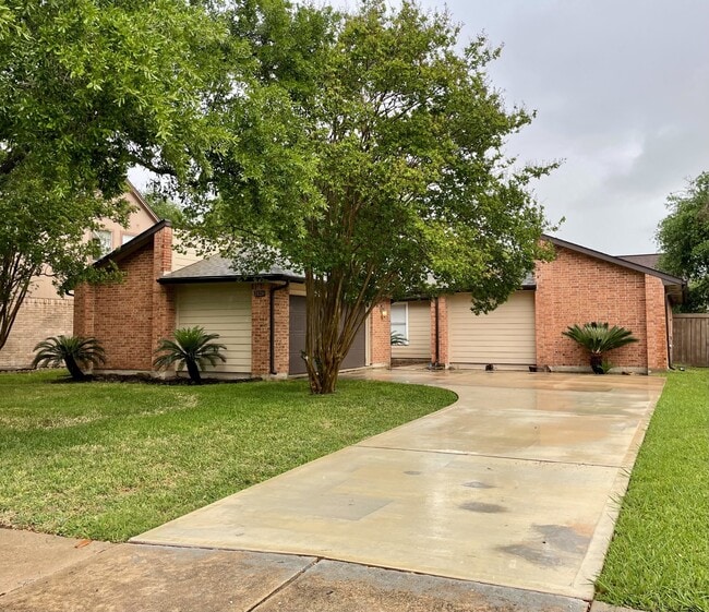 Building Photo - 2126 Collingsfield Dr