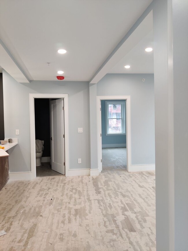 Building Photo - 3 bed 2 Bath on Washington Sq. Central hea...