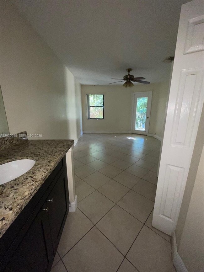 Building Photo - 9999 Summerbreeze Dr