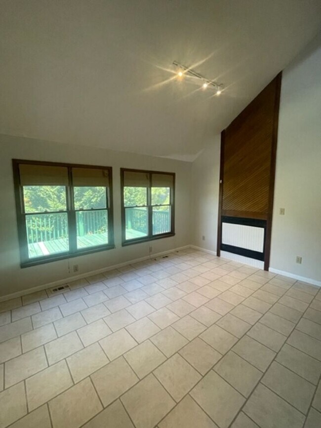 Building Photo - Cute Beach Style Home in Fayetteville