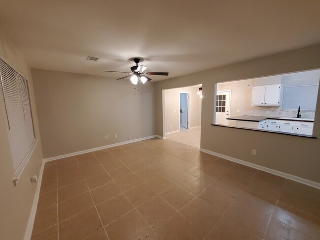 Building Photo - 979 White Cir