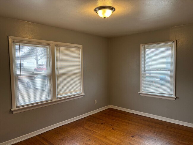 Building Photo - 3 Bedroom