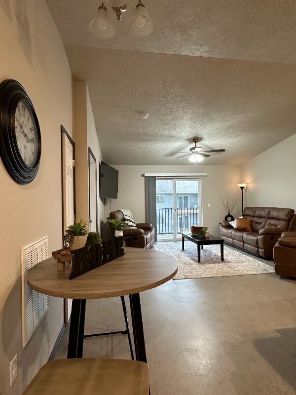 Foto del edificio - 303 Tigerway Pl