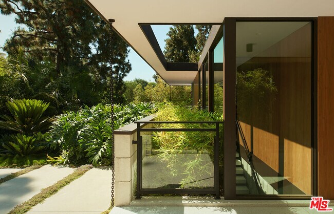 Building Photo - 1061 Loma Vista Dr