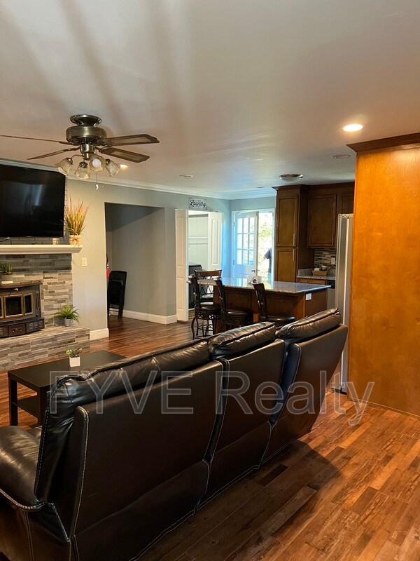 Building Photo - 1231 Village Dr