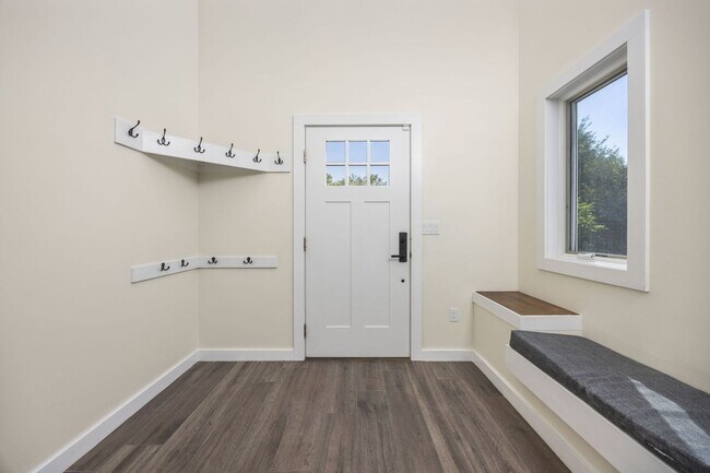 Foto del edificio - 5 bed 3.5 Bath Home in North Boulder W/Large Backyard, Swimming Pool & Jacuzzi!