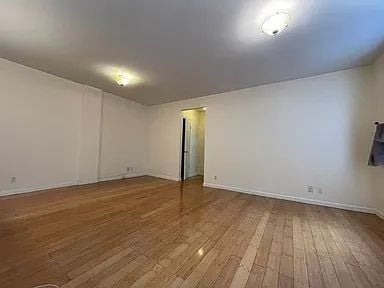 Building Photo - Beautiful One bedroom Only two blocks away from the #7 train Station