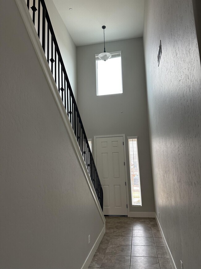 Building Photo - 2210 S Oakhurst Ct