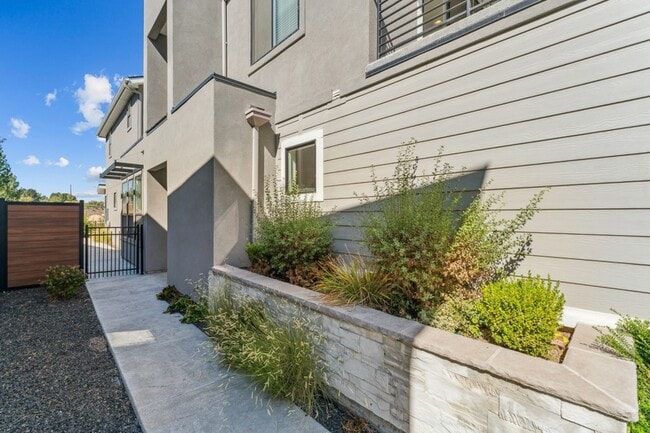 Building Photo - 3243 S Sedgebrook Ln