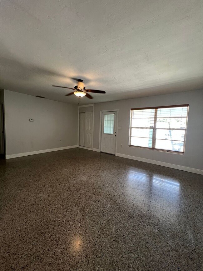 Foto del edificio - * Coming Soon* 2 Bedroom 1 Bath 2 Blocks from the Ocean
