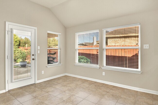 Foto del edificio - 9226 Fernwillow Dr