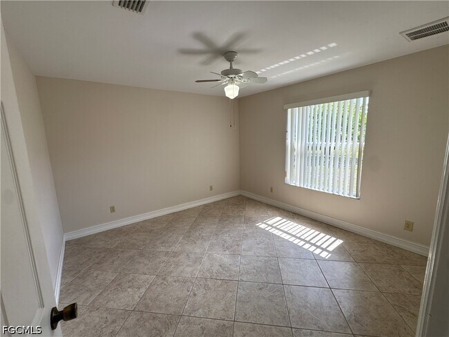 Foto del edificio - 4914 7th St W