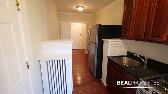 Building Photo - 544 W Surf St