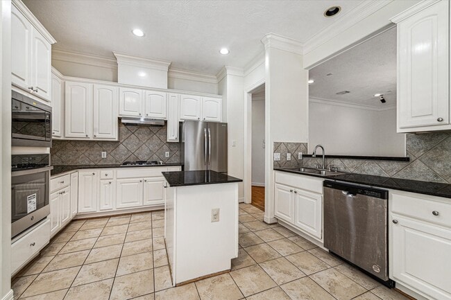 Building Photo - 2838 Briarhurst Park