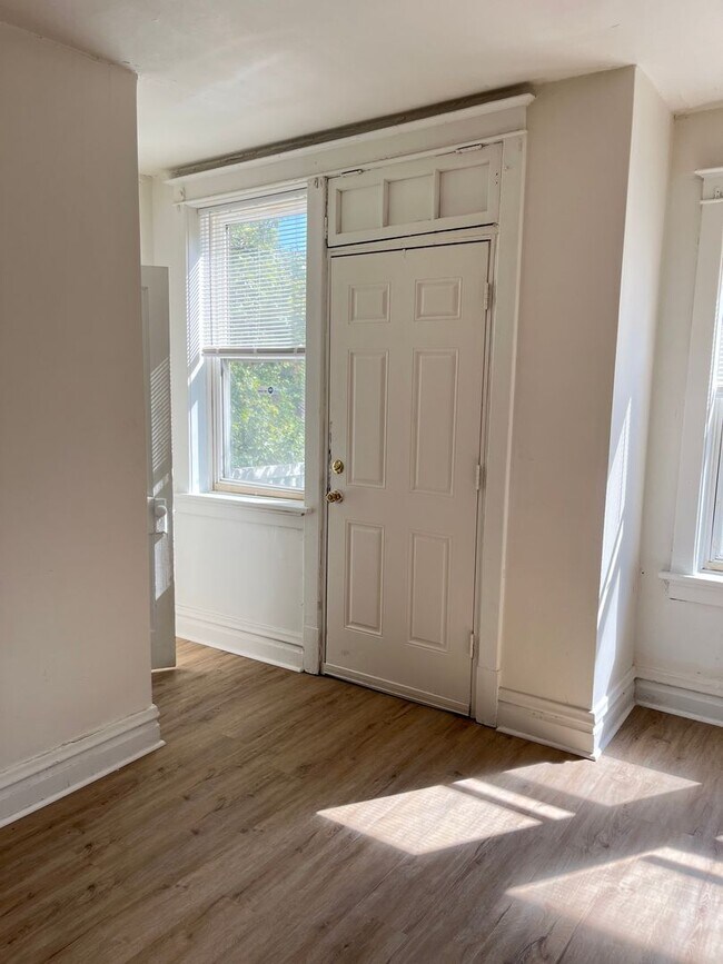 Foto del edificio - 1-Bedroom Apartment on 2nd Floor