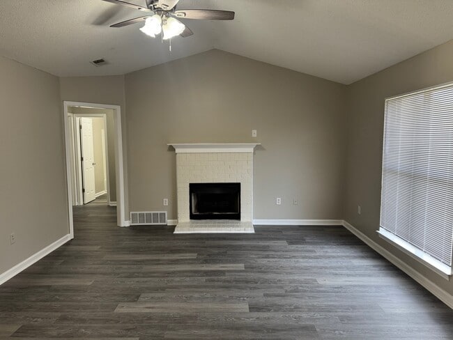 Building Photo - 1130 Parkview Cir N