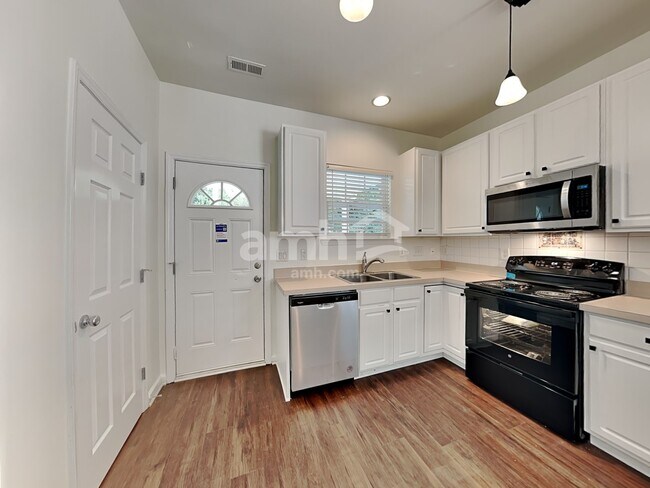 Foto del edificio - 8428 Whisper Ridge Pl