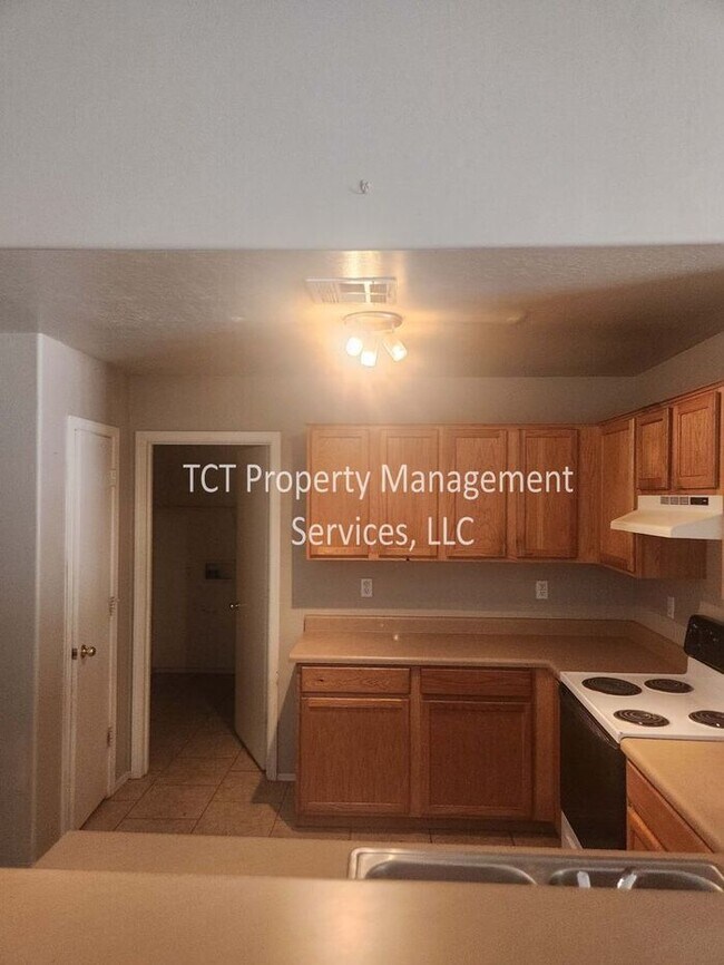Building Photo - 4 Bedrooms,2 Bathrooms & 2 Car Garage in T...