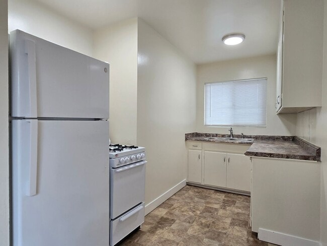 Building Photo - 550 Benton St