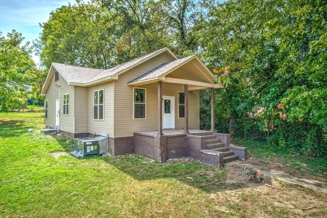 Foto del edificio - Knoxville 37914 - CHARMING 2 BEDROOM 1 BATH HOME WITH BONUS LOT! Contact Lisa Vineyard & Shannon ...