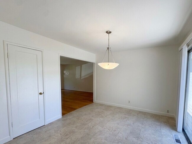 Foto del edificio - Charming single level home in Parkmead neighborhood
