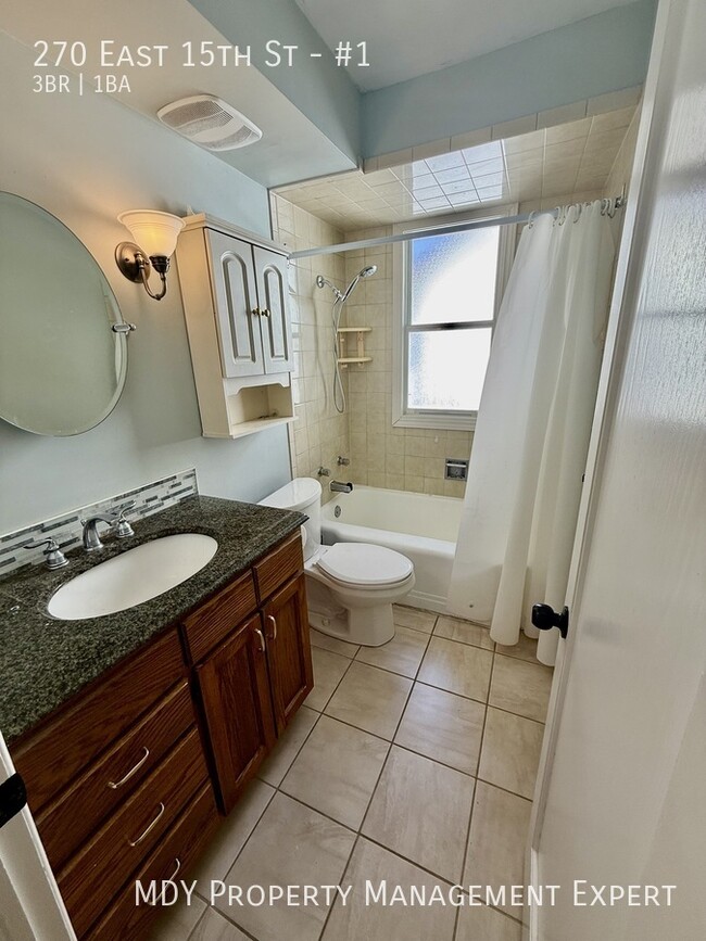 Photo du bâtiment - Welcome home to this charming upper unit!
