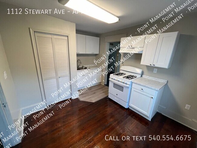 Building Photo - 2 Bed 1 Bath Top Floor Apartment