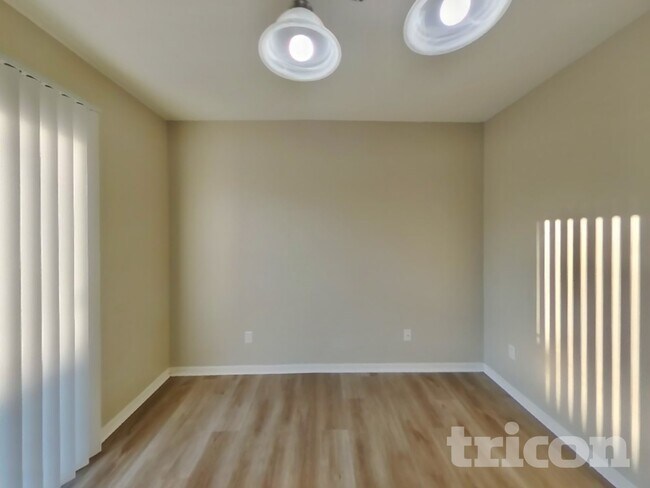 Foto del edificio - 1411 Blue Brook Way