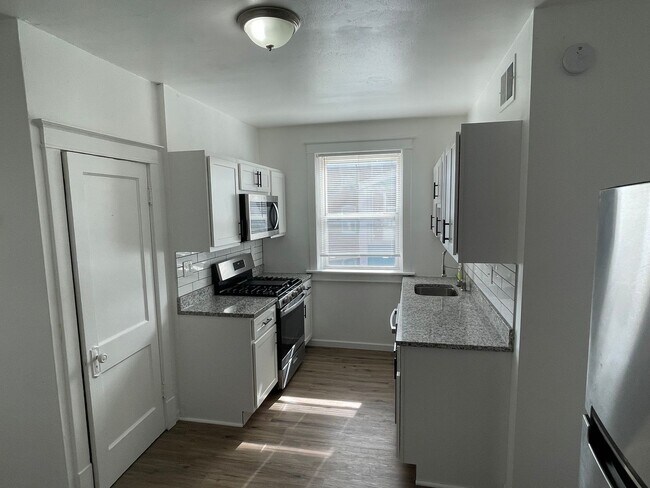 Foto del edificio - 4919 Lansdowne Ave